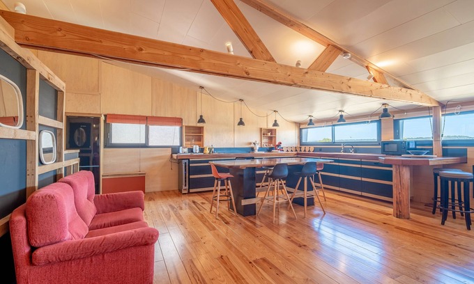 Gruissan Plage Ski Chalet | Chalet 'Passion Loft' with Sea View, Private Terrace and Wi-Fi