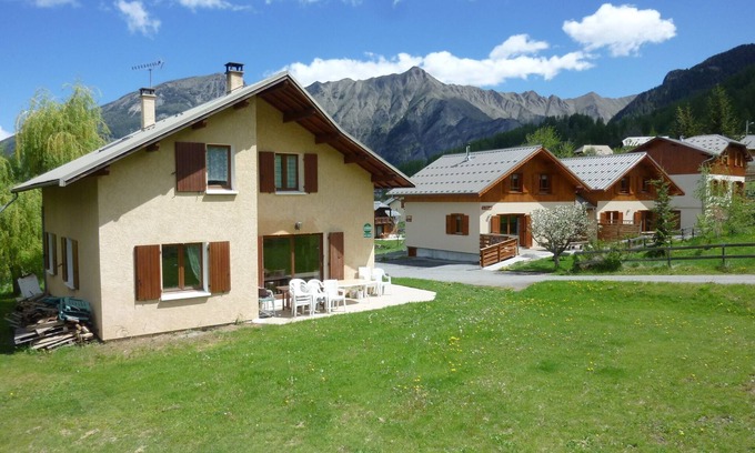 Les Orres Ski Chalet | Chalet 'Pastorale Au Pied Des Pistes' with Mountain View, Shared Pool and Wi-Fi