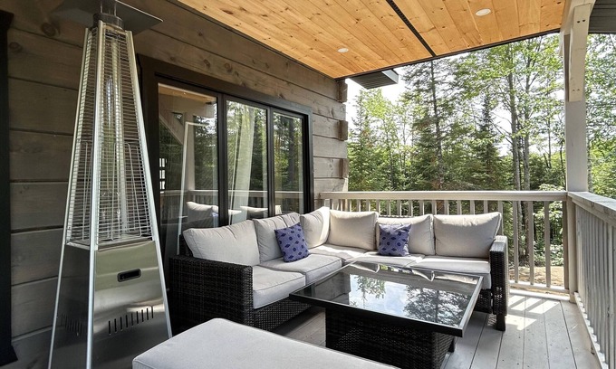 Otter Lake Cottage | Chalet St-Aubin : Luxurious Lakeside Log Home