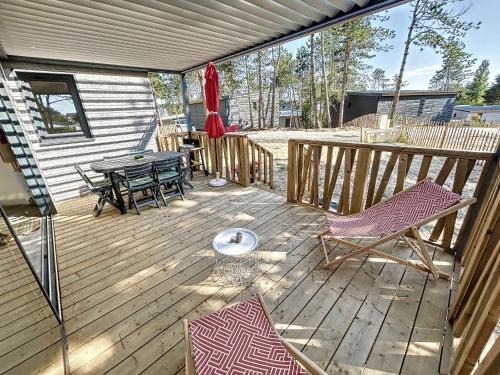 Jullouville Ski Chalet | Chalet standing avec piscine chauffée, proche plage et commerces, équipé de WiFi - 6 couchages. - FR-1-361-513