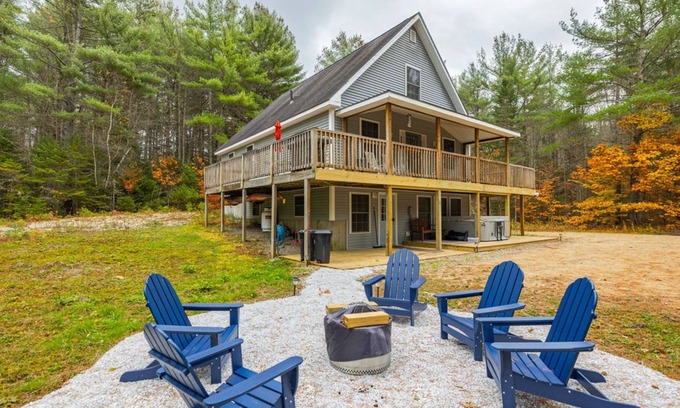 Greenwood Ski Chalet | Chalet w/ Fire Pit, Deck, Grill, Kayaks, Hot Tub, Games!