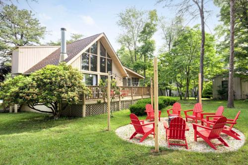 The Woods Ski Chalet | Chalet w Hot Tub Deck Fire Pit Wifi Resort Fun