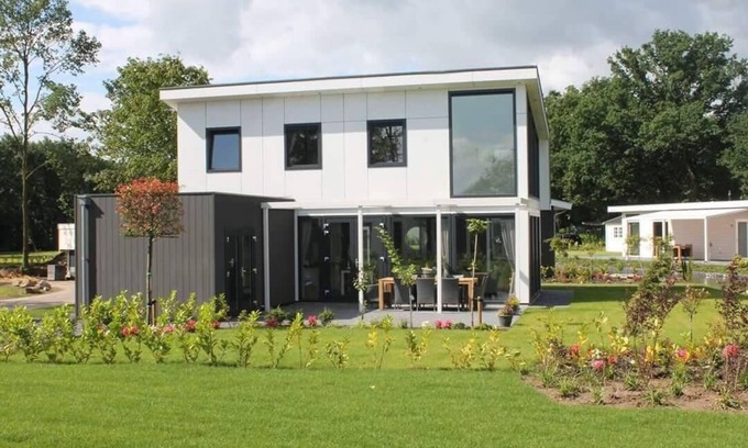 Susteren House | Chalet with 3 bedrooms, 2 bathrooms and a garden