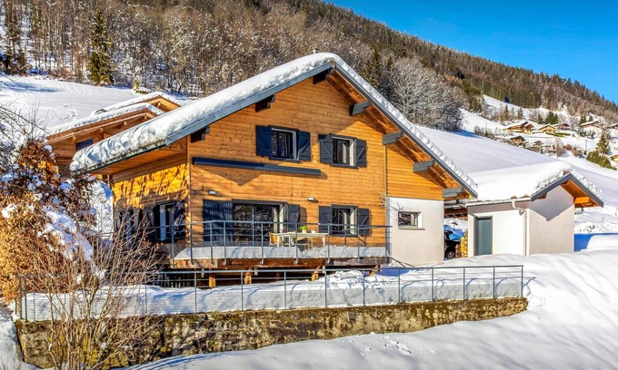 Saint-Jean-de-Sixt Ski Chalet | Chalet Ysopi - modern ski base for 9 La Clusaz, games room - OVO Network