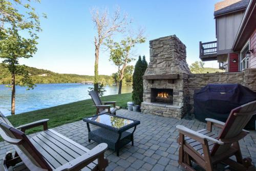 Lampe House | Chalets Resort Luxury Lakefront Villa Family Friendly 2 Pools Free Amenities