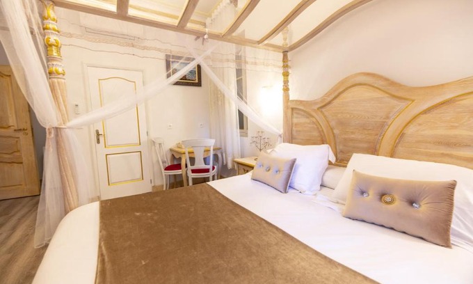 Centre Historique House | Chambre a Baldaquin Maison de L'Église Du couvent
