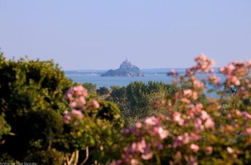Saint-Jean-le-Thomas Bed & Breakfast | Chambre Les Angelots, vue sur le Mont St Michel