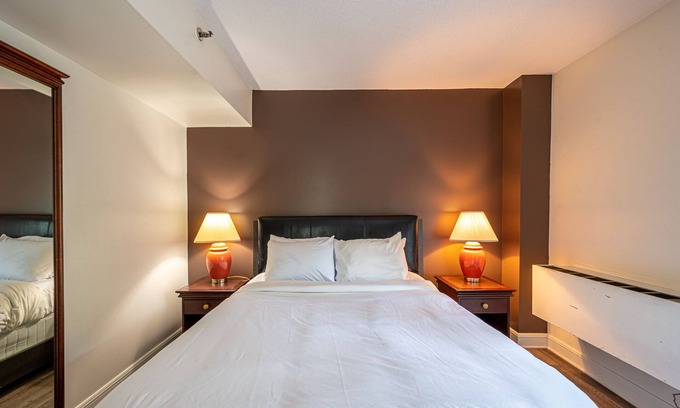 Saint-Sauveur House | Chambre lit Queen avec balcon (25)
