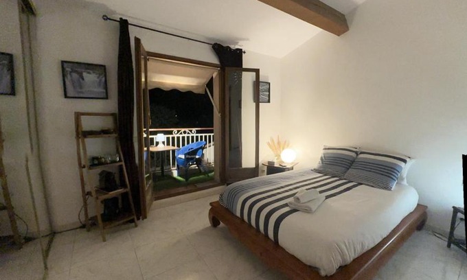 Le Cannet House | Chambre privée avec salle d’eau et terrasse au calme
