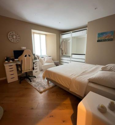 Domagne House | Chambre privée avec salle de bain tourelle
