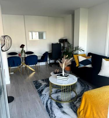 Rueil-Malmaison House | Chambre privée ds Appartement Design et Confort refait à neuf PROCHE de PARIS, la DEFENSE et VERSAILLES