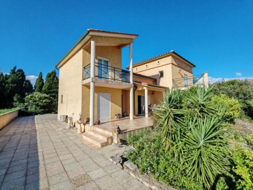 Millas House | Chambre spacieuse avec bureau et balcon