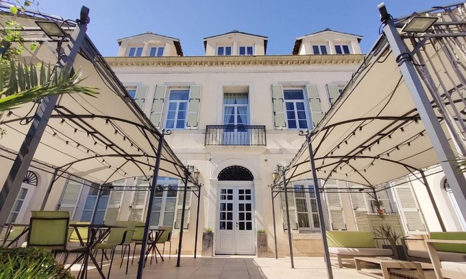 Meze House | Chambres d'hôtes - Bed and Breakfast Les Palmiers