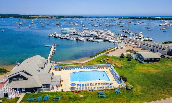 New Shoreham Hotel | Champlin's Marina & Resort