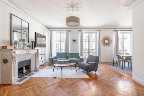 Champs-Elysees Apartment | Champs Elysées Stylish Flat 2BR 6PPL