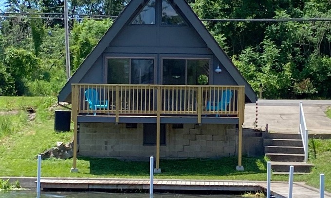 Syracuse House | Channel Front Lake Wawasee