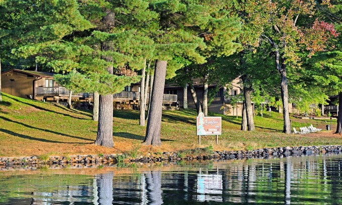 Eagle River Apartment | Chanticleer Inn 35