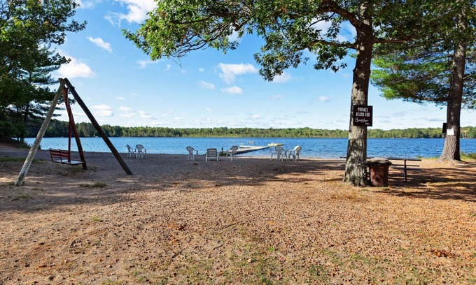 Eagle River Apartment | Chanticleer Inn 56