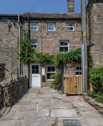 Hawes House | Chapel Cottage with Log Burner (Dog Friendly)
