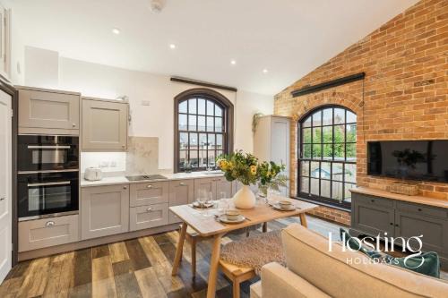 Henley Apartment | Chapel Loft - Brand New With Parking
