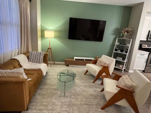Southwest Edmonton House | Chappelle Comfort Unique Retreat with AC