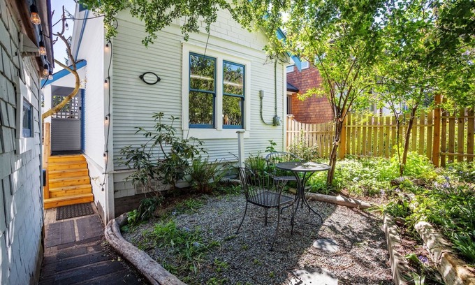 Fairfield House | Character Fairfield Cottage close to beach and downtown