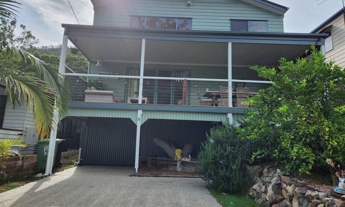 Somerset Dam House | Character filled lake house filled with charm! Perfect for a getaway to unwind..