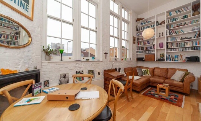 Woolwich Apartment | Characterful 1 Bed Apartment in Old Schoolhouse