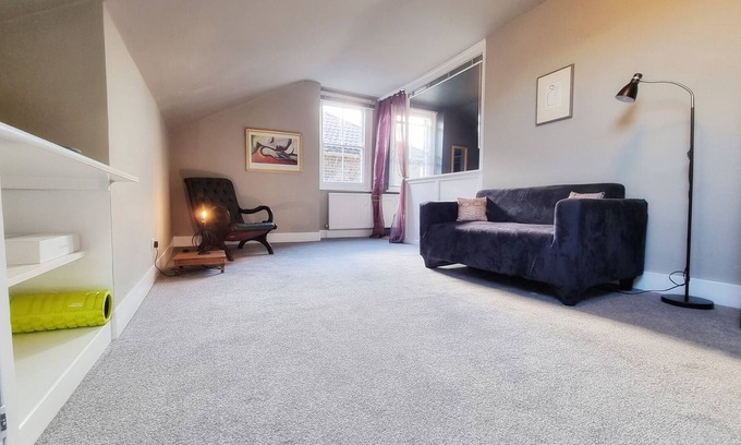 Harlesden Apartment | Characterful west London 1BR flat split over two levels with roof terrace