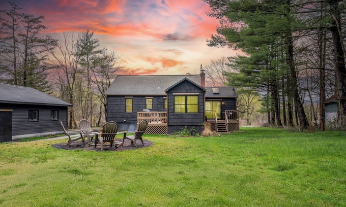 New Paltz House | Charcoal Chalet by AvantStay | A+ Design w/Firepit