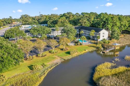 West Ashley Hotel | Charleston Creekside Inn
