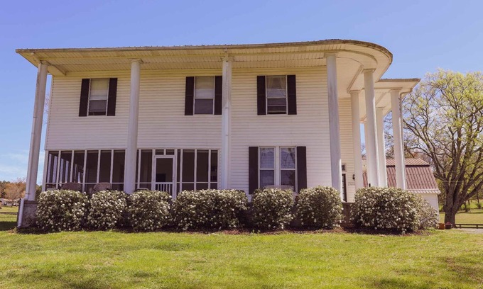 Charleston Other | Charleston Manor -Large farmhouse sleeps 8 and pet friendly.