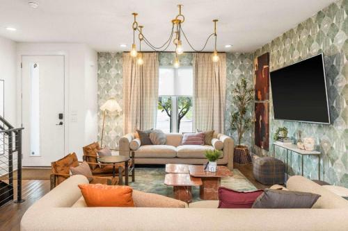 Eighth Avenue House | CHARM Near Broadway in Walkable 8th Ave S