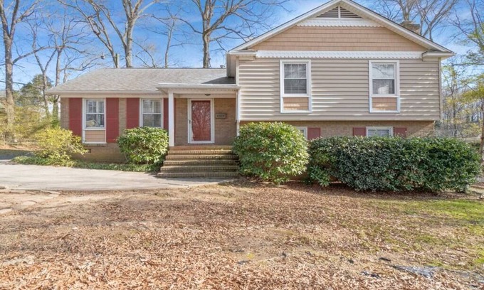 SouthPark House | Charm of Southpark - 4 Beds & Backyard