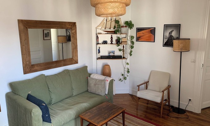 Combat Apartment | Charmant Appartement à Côté du Canal St. Martin