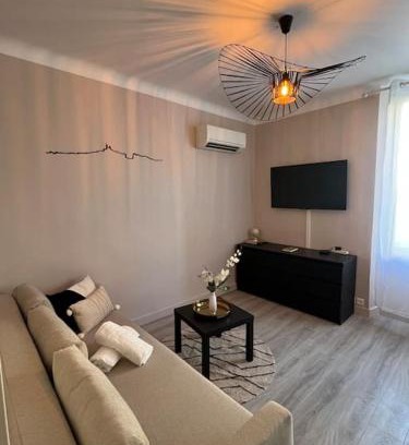 La Castellane Apartment | Charmant T1 climatisé en centre ville/Paradis