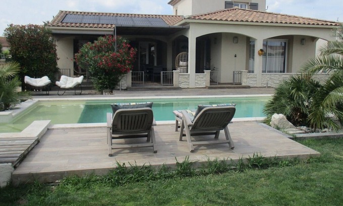 Molleges Villa | Charmante Villa Avec Piscine Chauffée