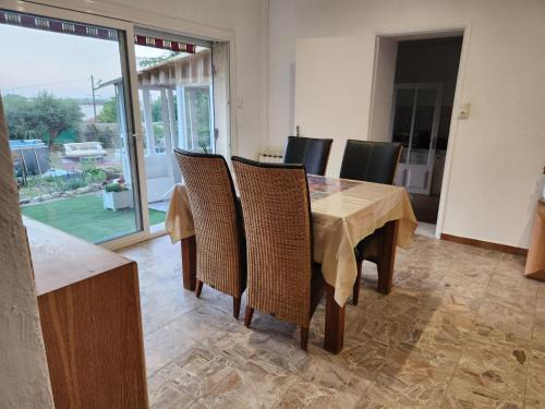 Sommieres Apartment | Charme et piscine dans le Gard salon et deux chambres