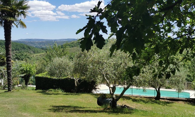 Saint-Etienne-de-Fontbellon Cottage | Charming 2-person Les Voûtes gîte in Domaine de L'Amourie swimming pool wifi
