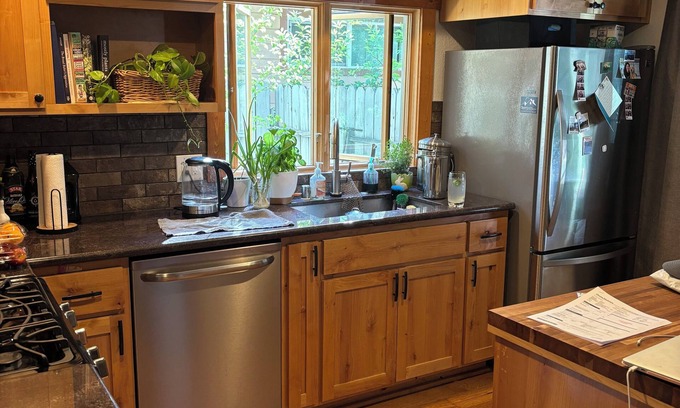 Sierra Tract House | Charming 1-bedroom