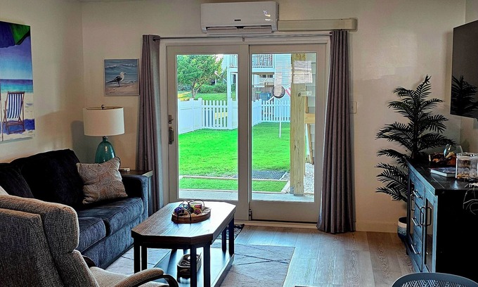 Atlantic Beach Apartment | Charming 1-bedroom apartment with King Bed. No Stairs. Steps to the Ocean.