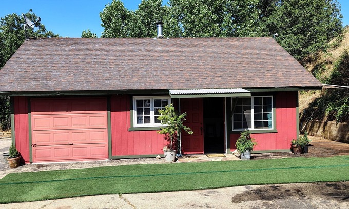 Squaw Valley House | Charming 1-bedroom house in serene Yokuts Valley with WiFi, AC