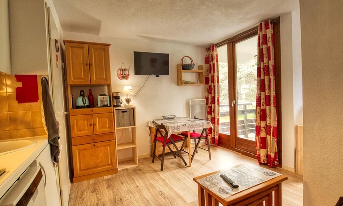 Les Esserts Apartment | Charming 1-Bedroom Apartment with Mountain Corner, Ski Access, and West-Facing Balcony