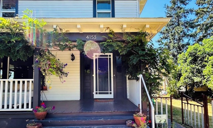 Foster - Powell Apartment | Charming 1-bedroom apartment in the heart of vibrant Foster-Powell, SE Portland