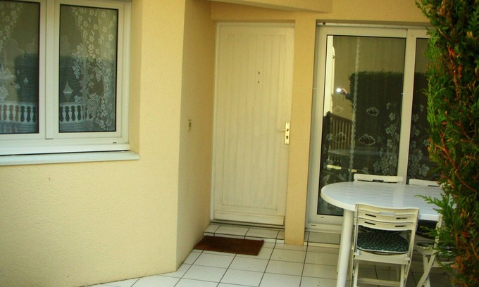 Royan Apartment | Charming 1-Bedroom Apartment, 100m from Royan Market, 500m from Beach