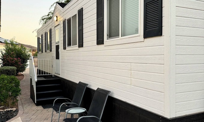 Glendale House | Charming 1-bedroom, bath - Tiny Home with WiFi, AC with a Pickleball Court