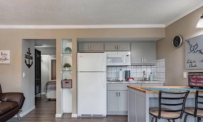 Lake Ozark Condo | Charming 1-bedroom condo in Lake Ozark. On the lake in prime location-4MM