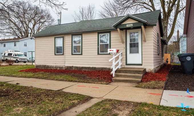 La Crosse Cottage | Charming 1-bedroom cottage close to the downtown La Crosse area!