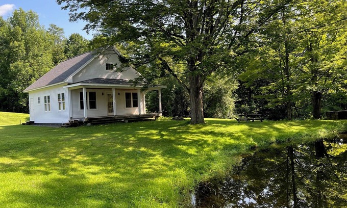 Woodstock Cottage | Charming 1-bedroom cottage on a pond in Woodstock with WiFi and AC