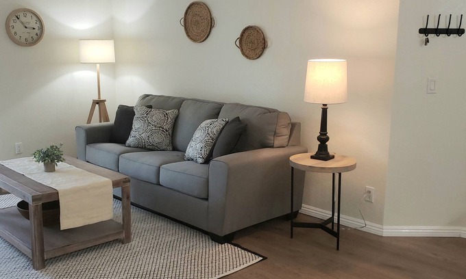 Oak Park Condo | Charming 1 Bedroom Condo in Oak PRk